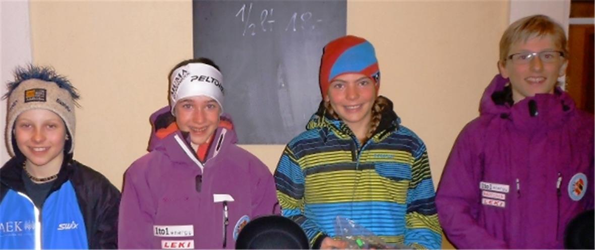 Mitte die beiden Dominatorinnen vl Katja Bieri (U16) und Yara Burkhalter (U12).