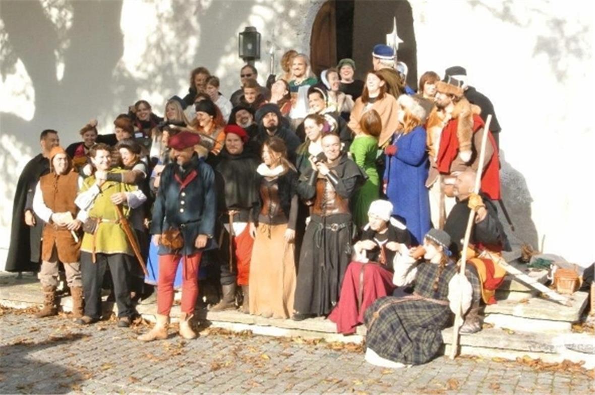 Mittelalterlich gekleidete Frauen und Männer posieren auf der grossen Treppe zum...