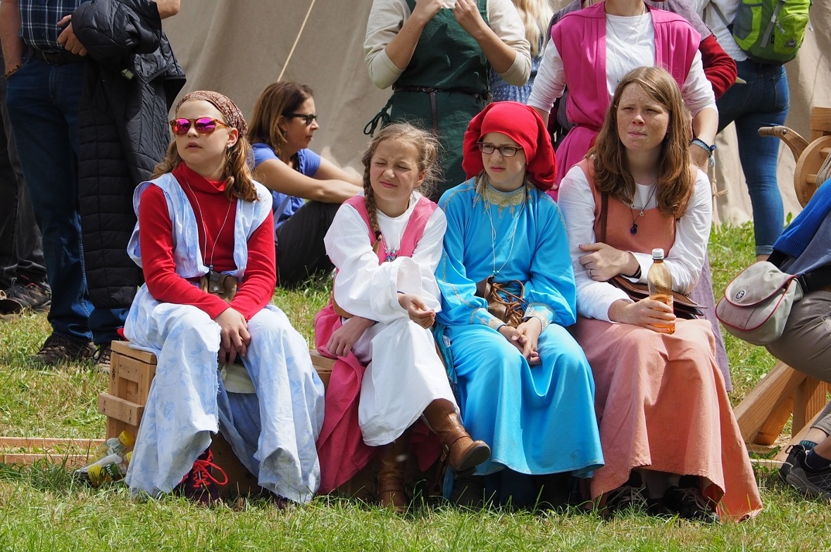 Mittelalterlich gekleidete Zuschauerinnen.