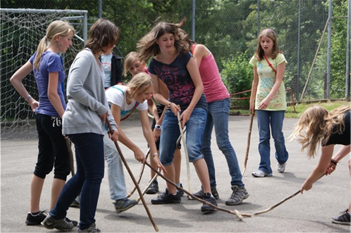 Mittelalterlicher Mannschaftssport: Mädchen beim Hockeymatch mit Ästen (statt St...