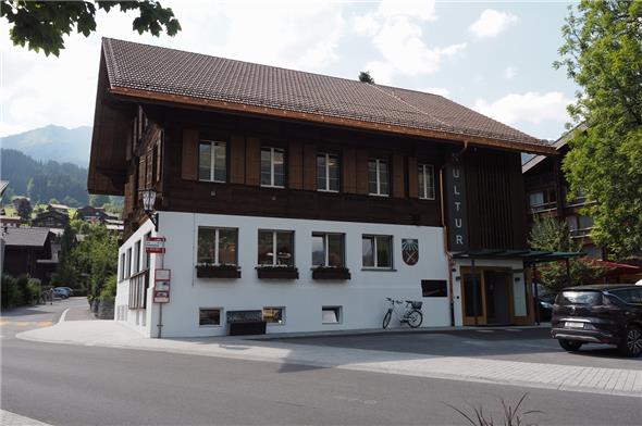 Mitten im Zentrum von Lenk sind im neuen Kulturhaus Begegnungsräume für alle Generationen entstanden.