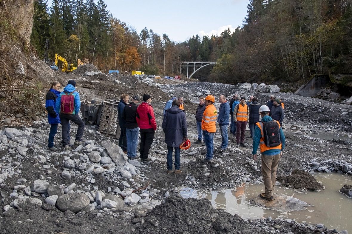Mitten in der Baustelle, wurde die Begehung durchgeführt.
