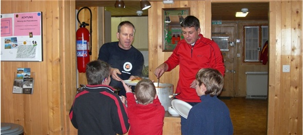 Mmh, feins Ässä! Rechts: Küchenchef, Links: Casserolier.