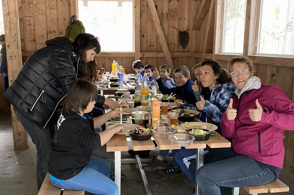 Mmhh… leckerer Fisch – Picknick im Mühliport in Zweisimmen.