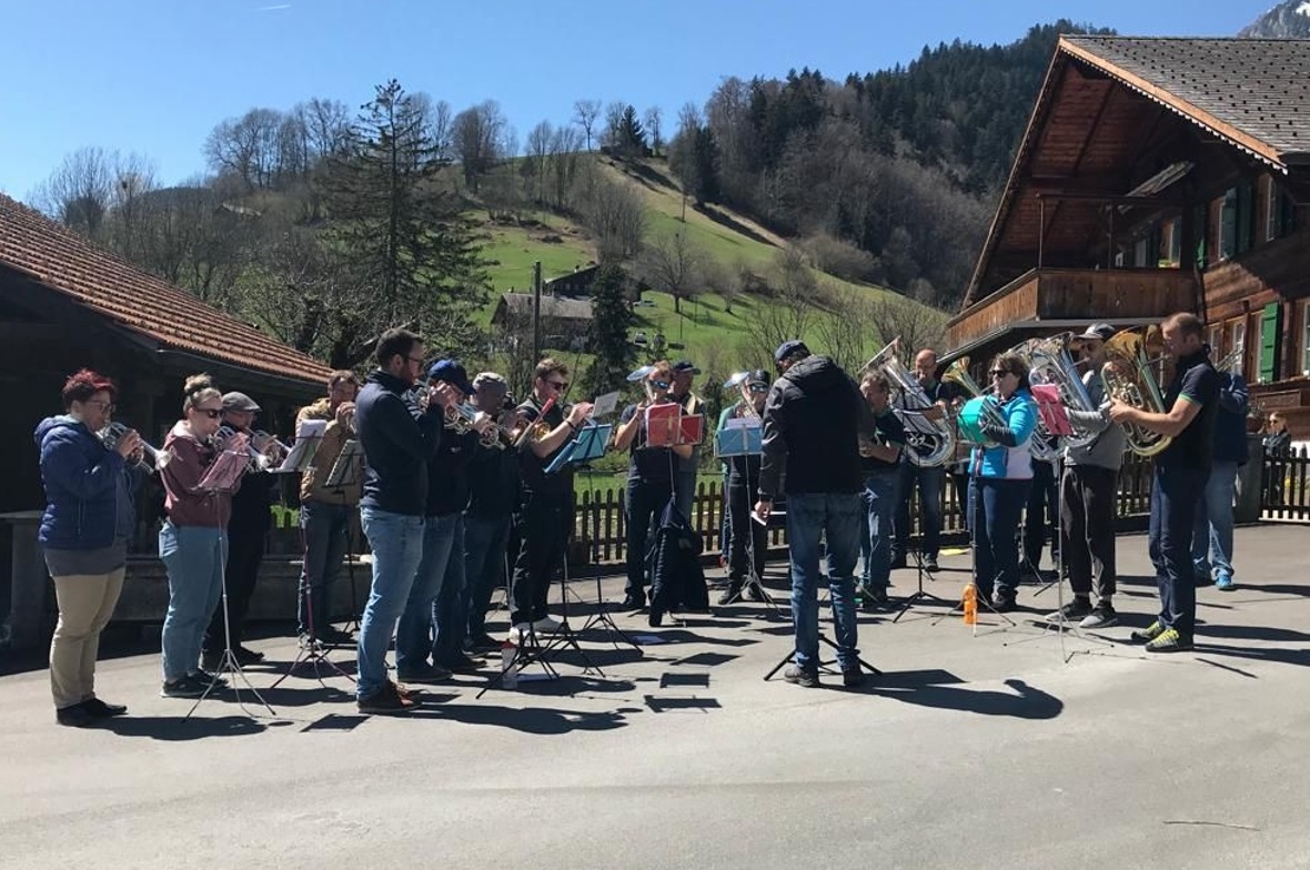 Mobil in der Gemeinde: die Musikgesellschaft Boltigen bei ihrem Auftritt in Schwarzenmatt.