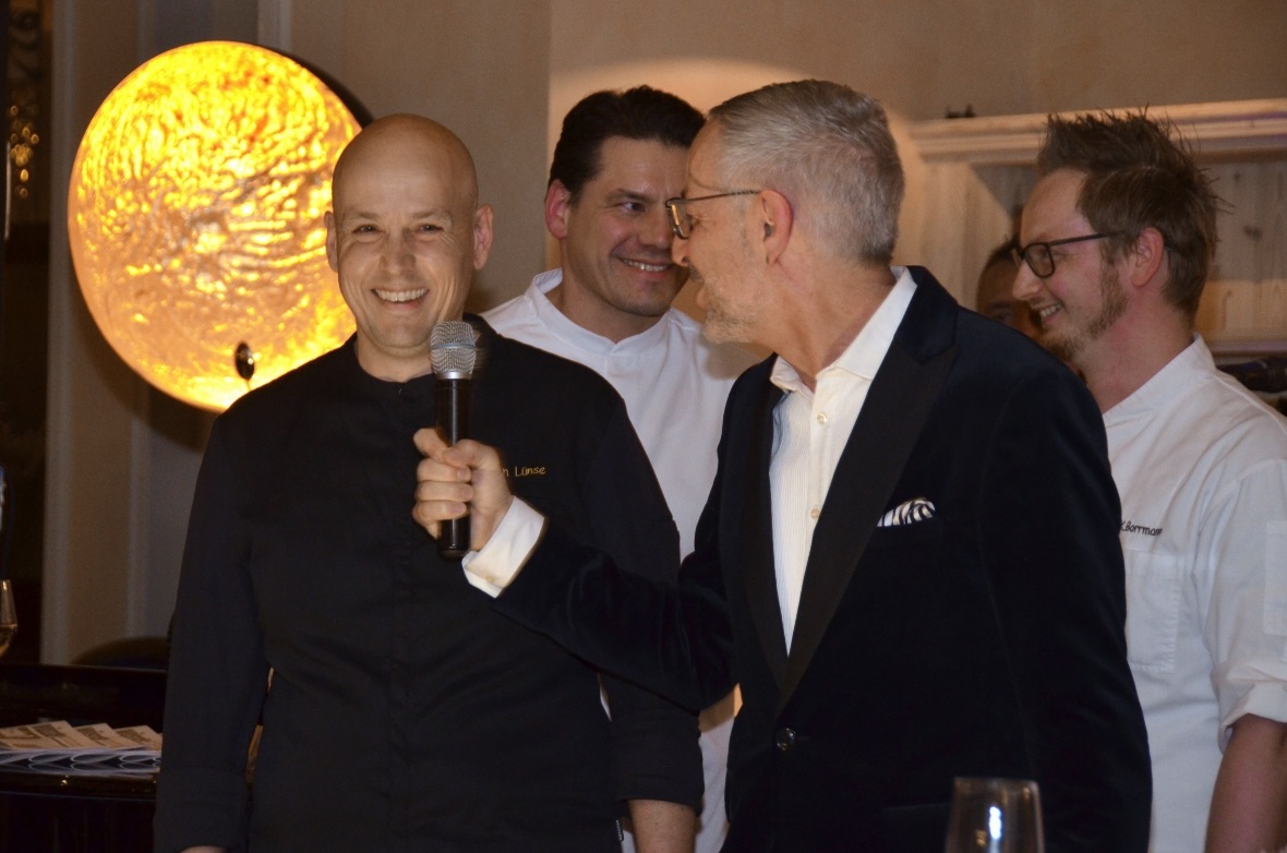Moderator Daniel Fohrler interviewt Stefan Lünse (Küchenchef Lenkerhof).