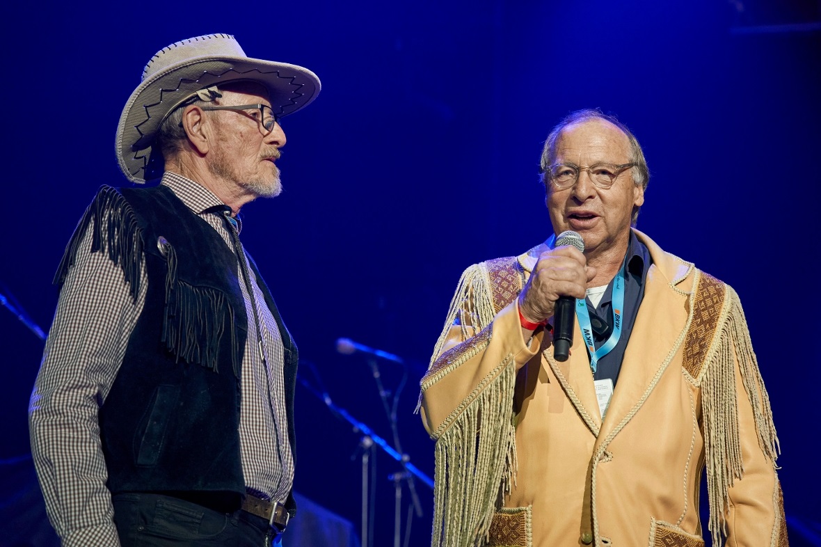 Moderator Jürg Hofer mit Organisator Marcel Bach.