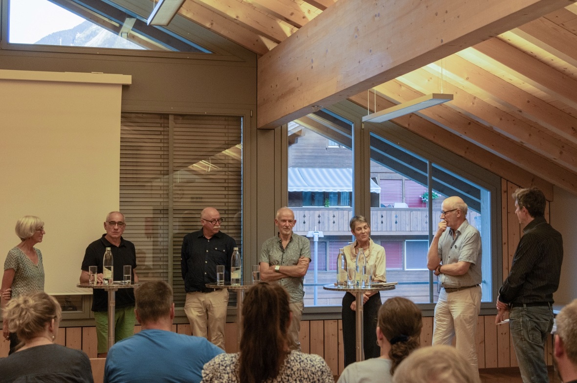 Moderator Patrick Schmed (rechts) führte gekonnt durch den Abend und befragte die anwesenden Expertinnen und Experten.