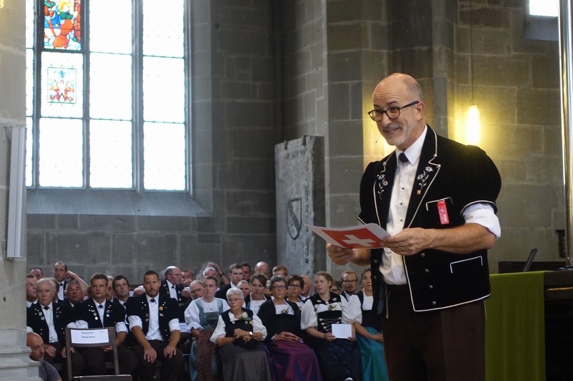 Moderator Peter Anken führte gut informiert und mit Schalk durch das Konzertprogramm.
