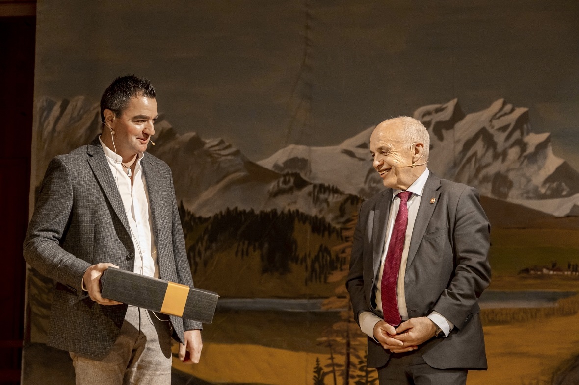 Moderator Thomas Knutti übergab Bundesrat Ueli Maurer ein Präsent zum Abschluss ...