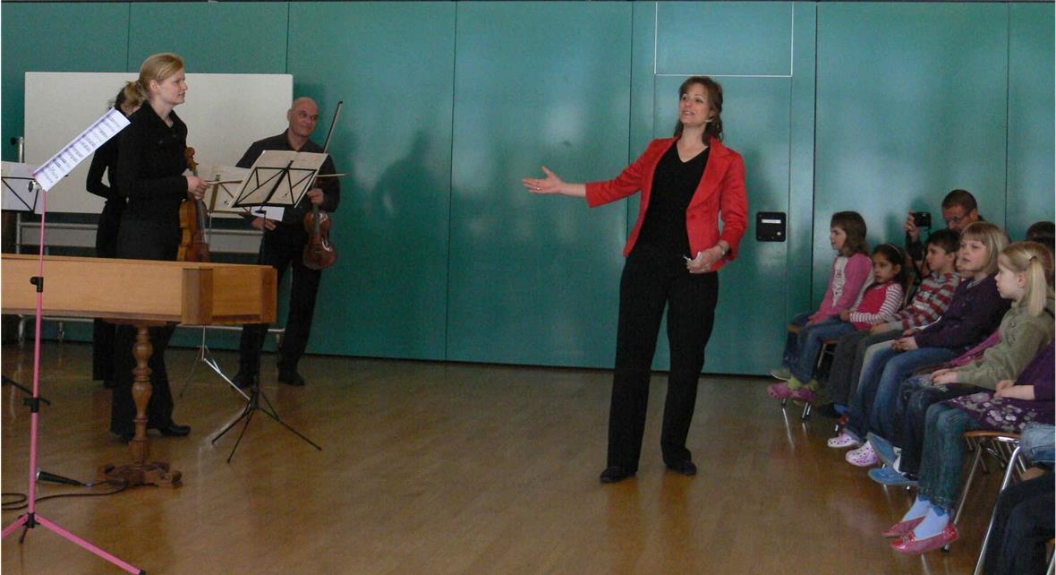 Moderatorin Fränzi Frick, selbst Violistin und Musiklehrerin verstand es, die Kinder sportlich zur klassischen Musik abzuholen.