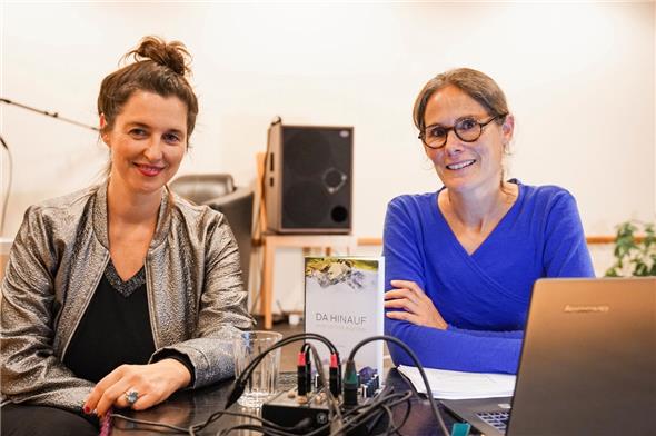 Moderatorin Julia Knapp und Autorin Marianne Künzle.