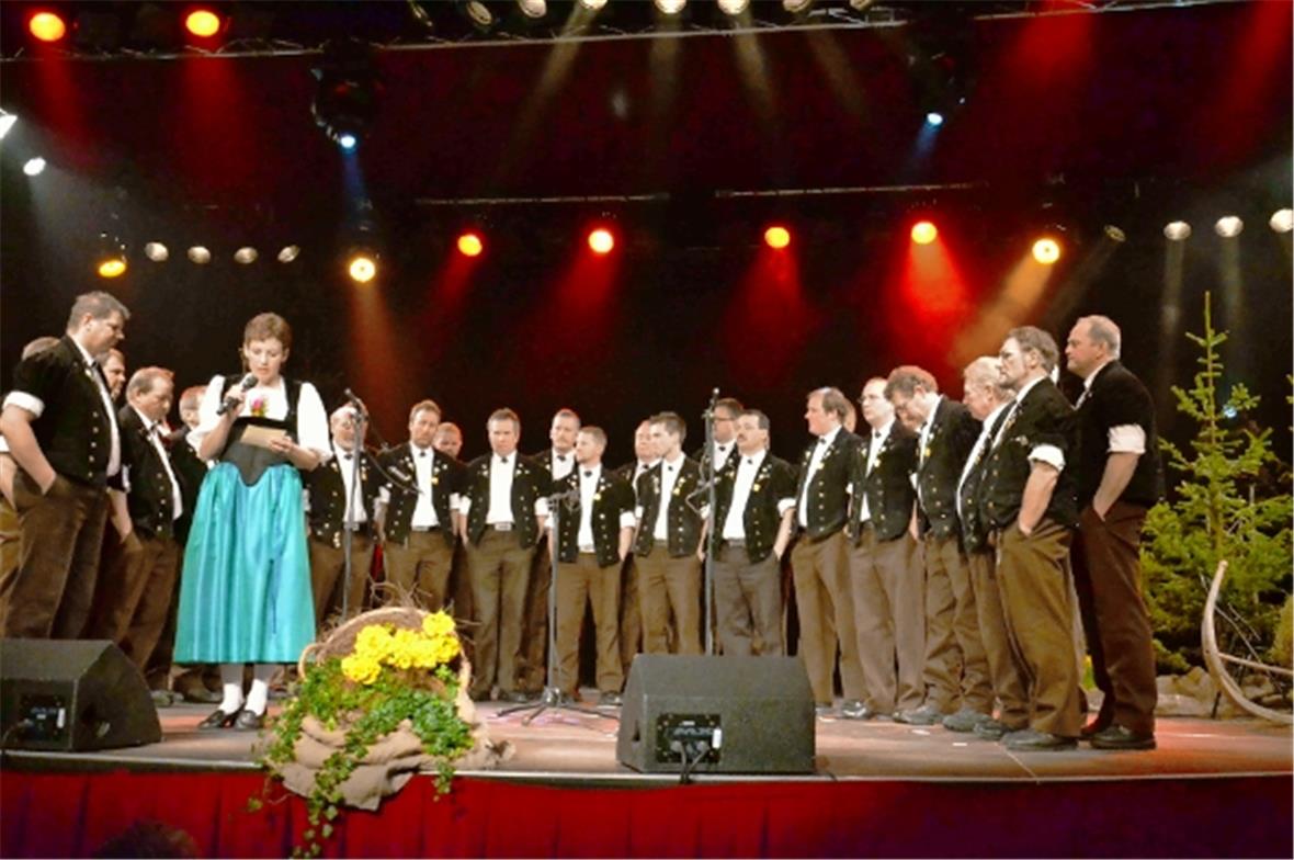 Moderatorin Käthi Bühler stellt den einladenden Jodlerklub Lenk mit Ueli Moor al...