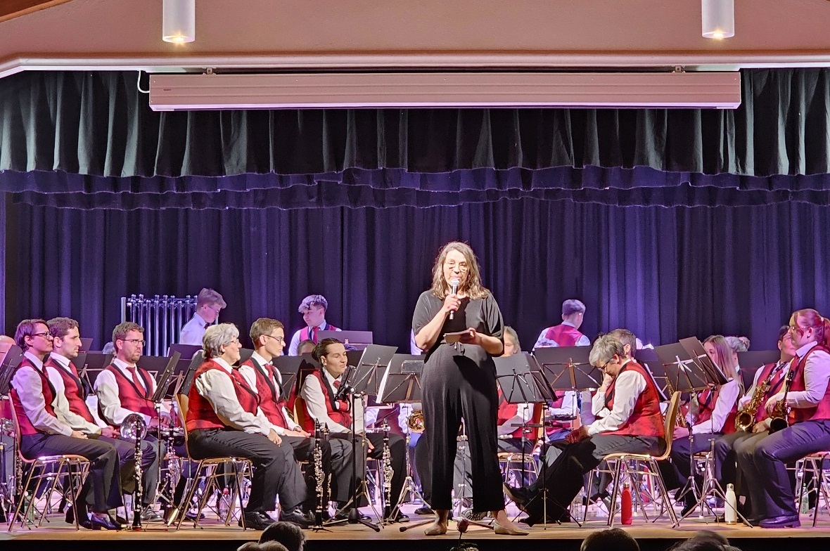 Moderatorin Romina Arnold leitete warmherzig und mit den Wimmiser Verhältnissen vertraut durch das Frühlingskonzert der MG Wimmis.