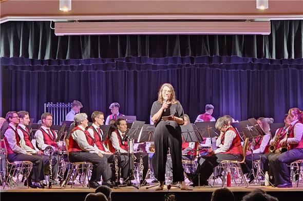 Moderatorin Romina Arnold leitete warmherzig und mit den Wimmiser Verhältnissen vertraut durch das Frühlingskonzert der MG Wimmis.