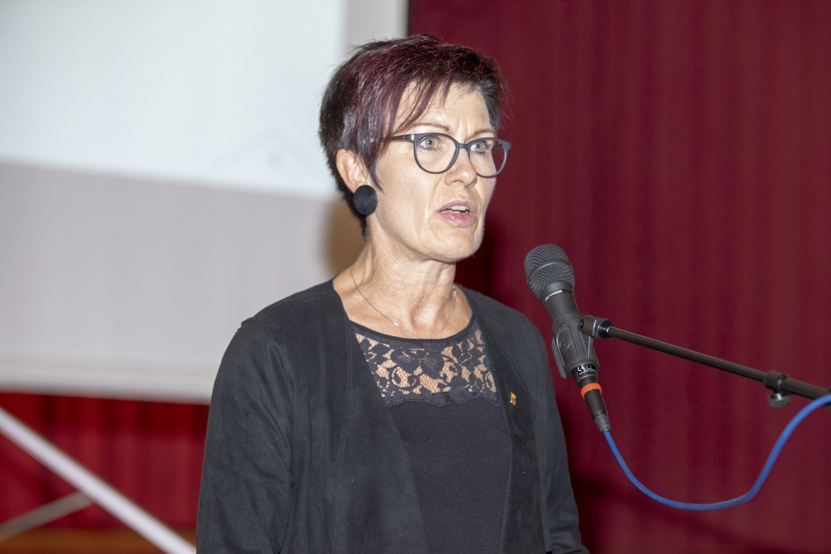 Monika Gygax-Böninger, Gemeindeschreiberin und Grossrätin Obersteckholz, erklärt...