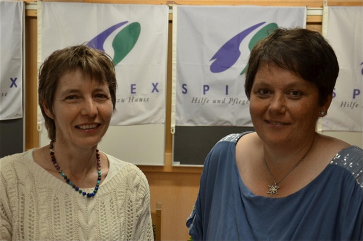 Monika Krieg, links, vertritt neu die Gemeinde St. Stephan im Spitex-Verein Obersimmental. Präsidentin Daniela Zeller heisst sie im derzeit ausschliesslichen Frauengremium willkommen.