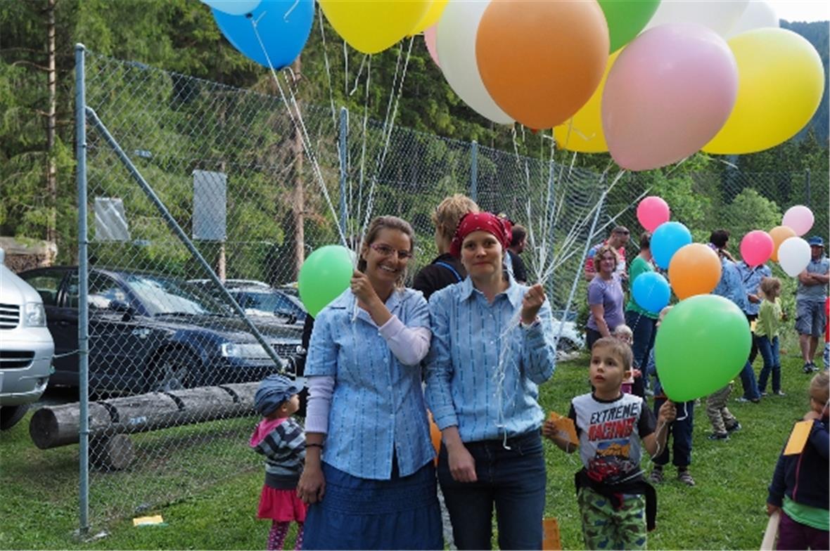Monika von Känel (Co-Leiterin Lenk) und Cornelia Gsponer (Leiterin Kita) verabschieden sich mit einem Luftballon-Wettbewerb von den Kindern.