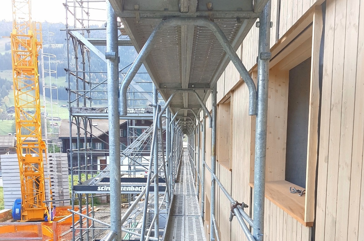 Montage der Holzfassade.