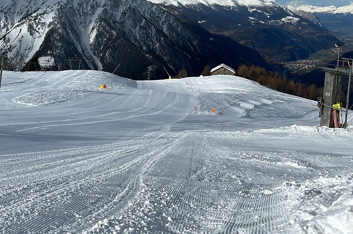 Hüttengeschichten à la Skiclub Erlenbach Morgenstunde mitten auf der Pisten.