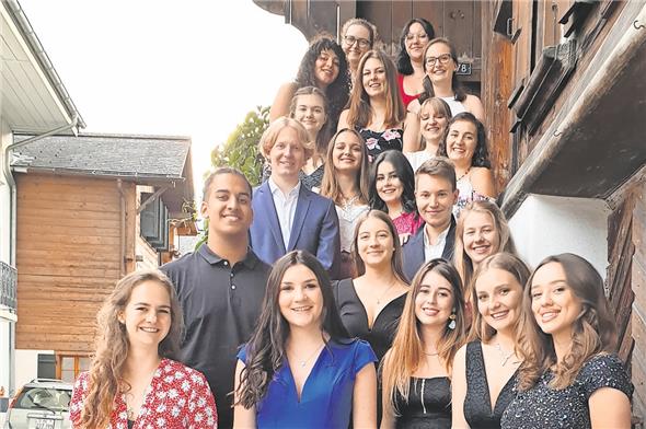 Motivierte junge Menschen, die das Erlernte als Kaufleute und im Detailhandel im weiteren Berufsleben einsetzen werden.