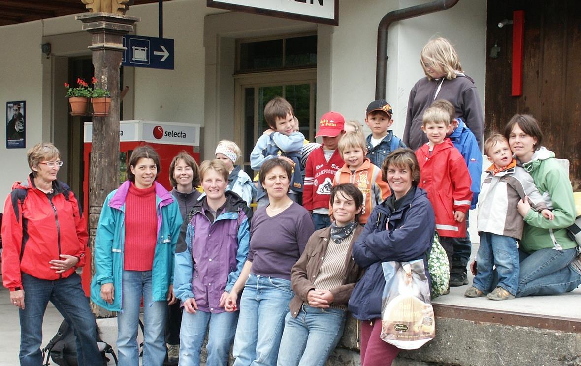 Müde Kinder und zufriedene Mütter auf dem Rückweg nach Zweisimmen. Die vier Kleinsten schliefen bereits im Kinderwagen.