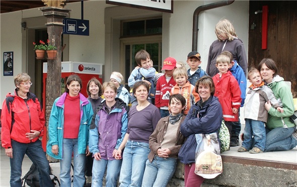 Müde Kinder und zufriedene Mütter auf dem Rückweg nach Zweisimmen. Die vier Kleinsten schliefen bereits im Kinderwagen.