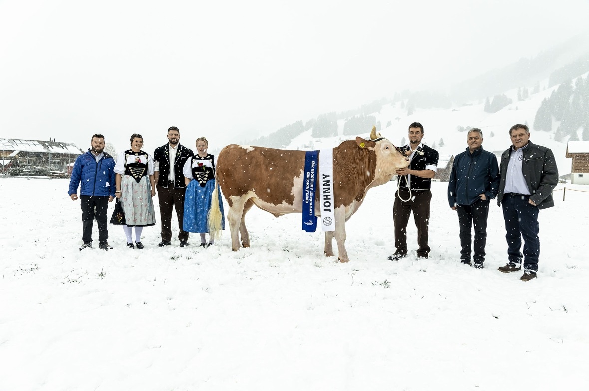 Eine gelungene Muni-Taufe in der «Bodäzälg» Adelboden Muni-Taufe im Schneetreiben mit Gabenchef Hans Zurbrügg, Ehrendame Milena Inniger, Götti Thomas Inniger, Ehrendame Andrea Pieren, Muni Johnny, Christian Germann (Besitzer von Johnny), René Müller und OK-Präsident Theo Knutti.