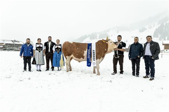 Muni-Taufe im Schneetreiben mit Gabenchef Hans Zurbrügg, Ehrendame Milena Inniger, Götti Thomas Inniger, Ehrendame Andrea Pieren, Muni Johnny, Christian Germann (Besitzer von Johnny), René Müller und OK-Präsident Theo Knutti.