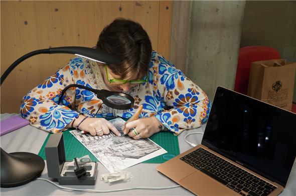 Muriel Jeanmonod aus dem Wallis zeigte, wie sie ihre Motive schneidet.