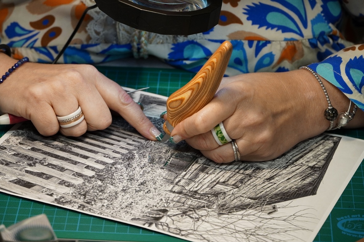 Muriel Jeanmonod aus dem Wallis zeigte, wie sie ihre Motive schneidet.