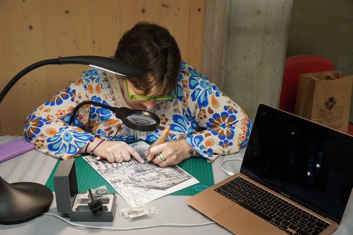 Muriel Jeanmonod aus dem Wallis zeigte, wie sie ihre Motive schneidet.