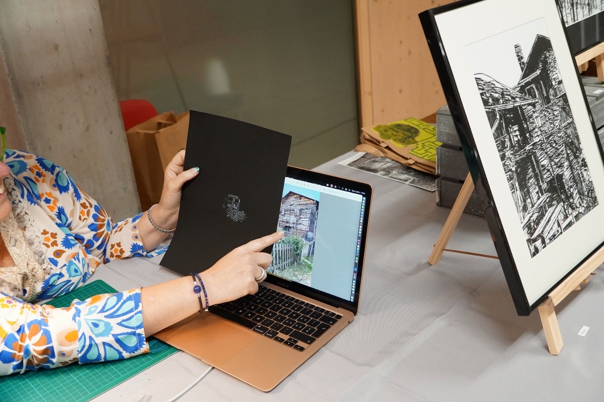 Muriel Jeanmonod aus dem Wallis zeigte, wie sie ihre Motive schneidet.