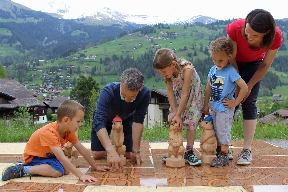«Murmeli Versteckis» auf dem Betelberg beim Spielposten Lenk Bergbahnen.