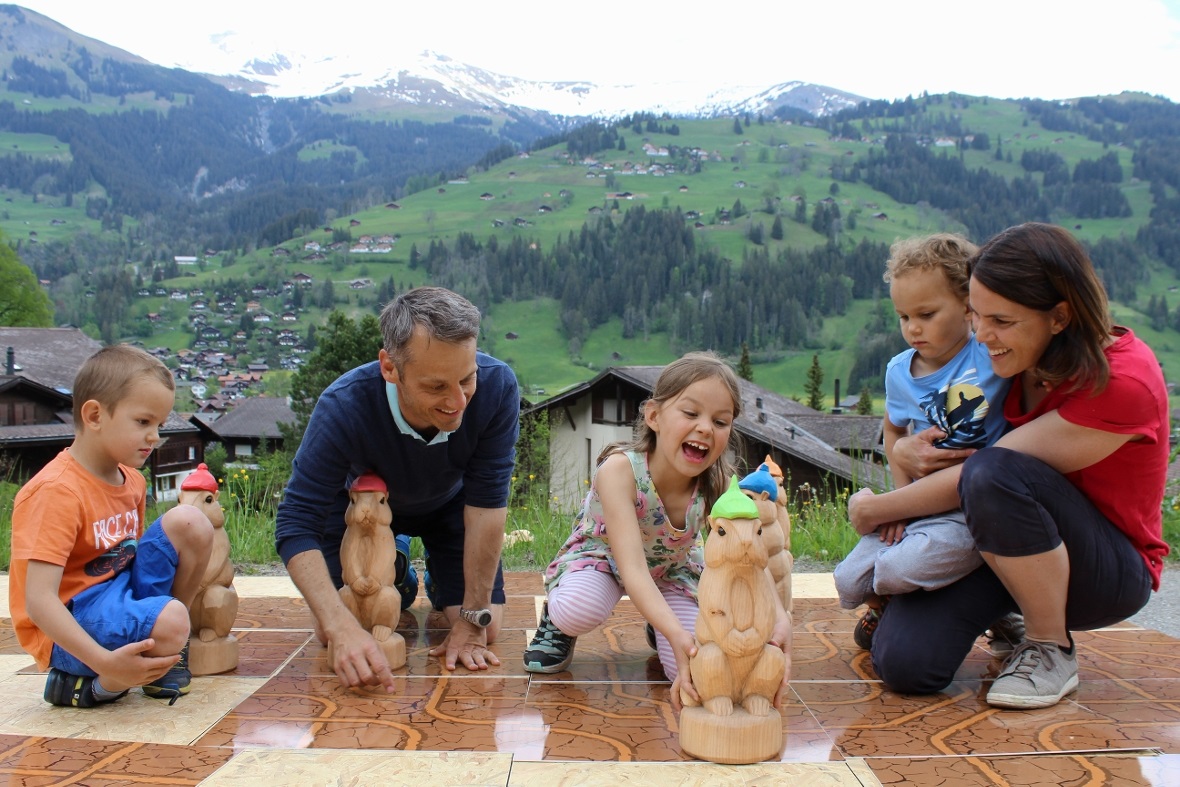 «Murmeli Versteckis» auf dem Betelberg beim Spielposten Lenk Bergbahnen.