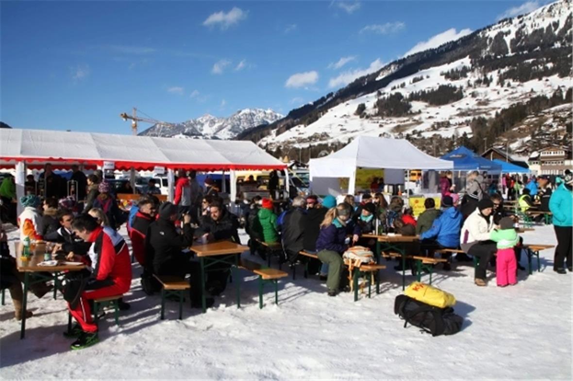 Musher und Gäste beim Mittagessen.