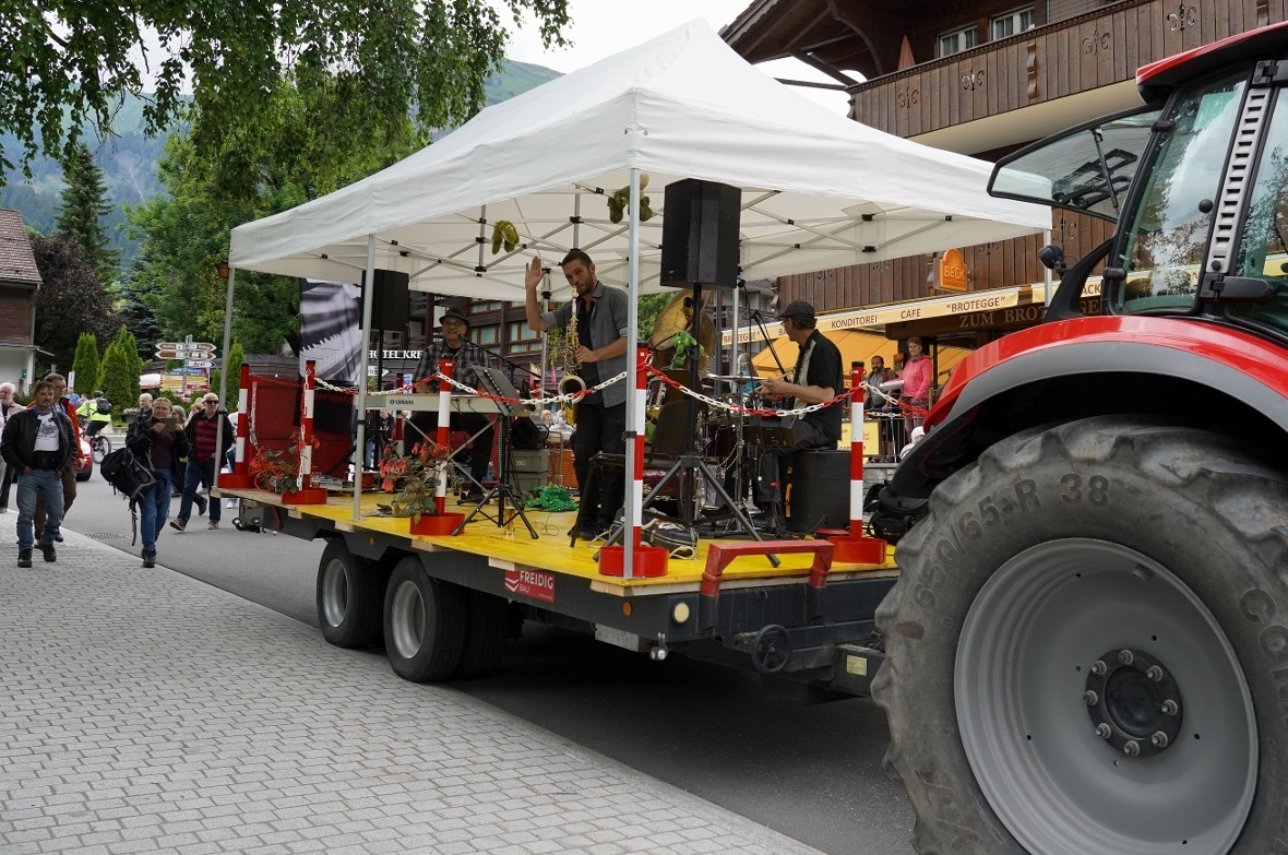 Musik mobil: Auf dem Anhänger begeisterten am Samstag Breiti & the Big Easy Gato...