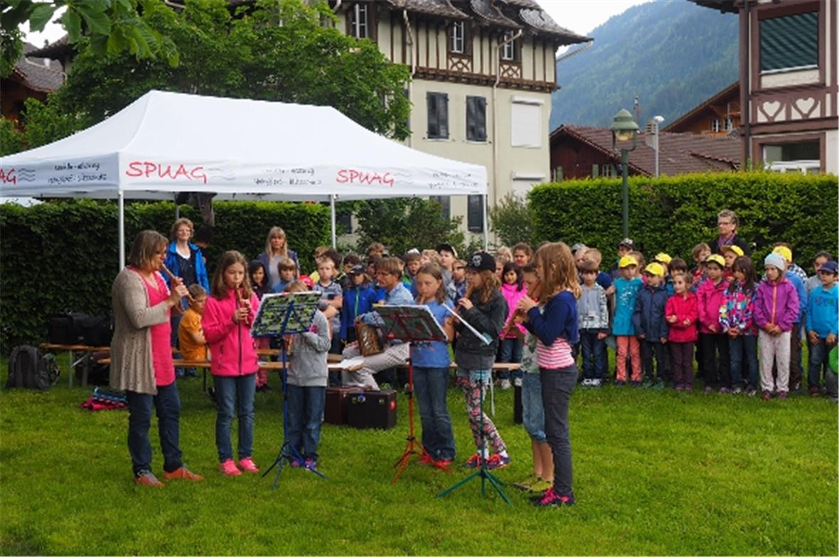 Musikalische Begleitung durch die Flötengruppe mit Lehrerin Monika Gobeli (links...