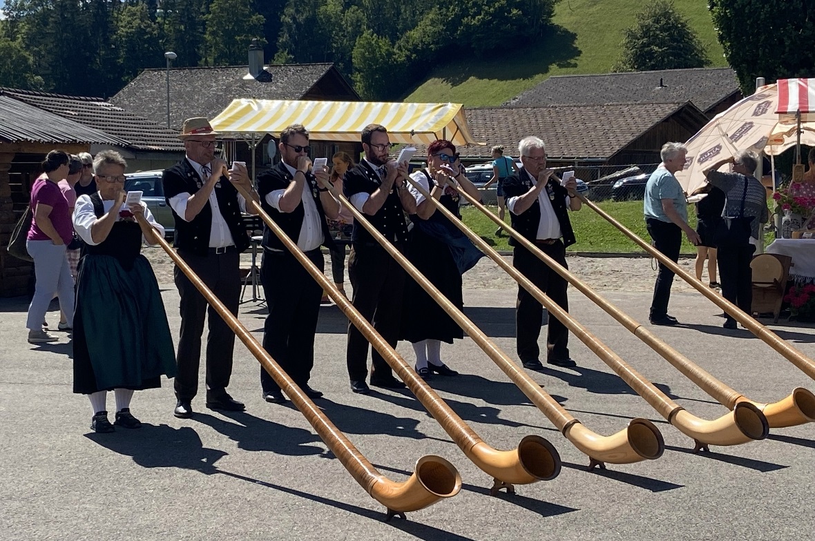 Musikalische Einlage der Alphorngruppe Mittagsfluh aus Boltigen.