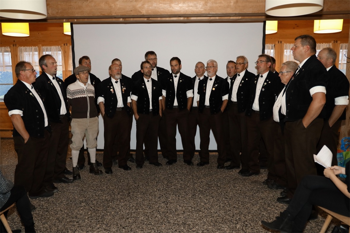 Musikalische Umrahmung der Vernissage durch den Jodlerklub Lenk, in dem Hans Uel...