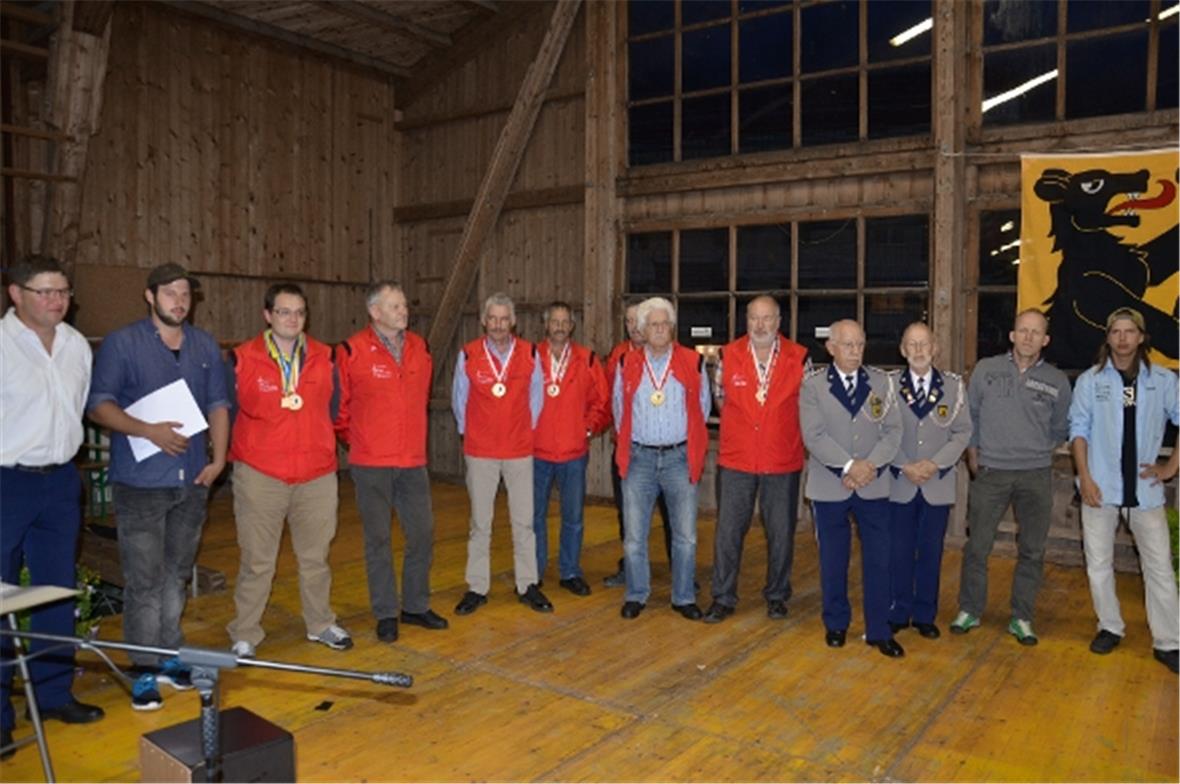 Musikanten und Sportler haben für Zweisimmen Lorbeeren geholt. (v.l.n.r) Die Eis...