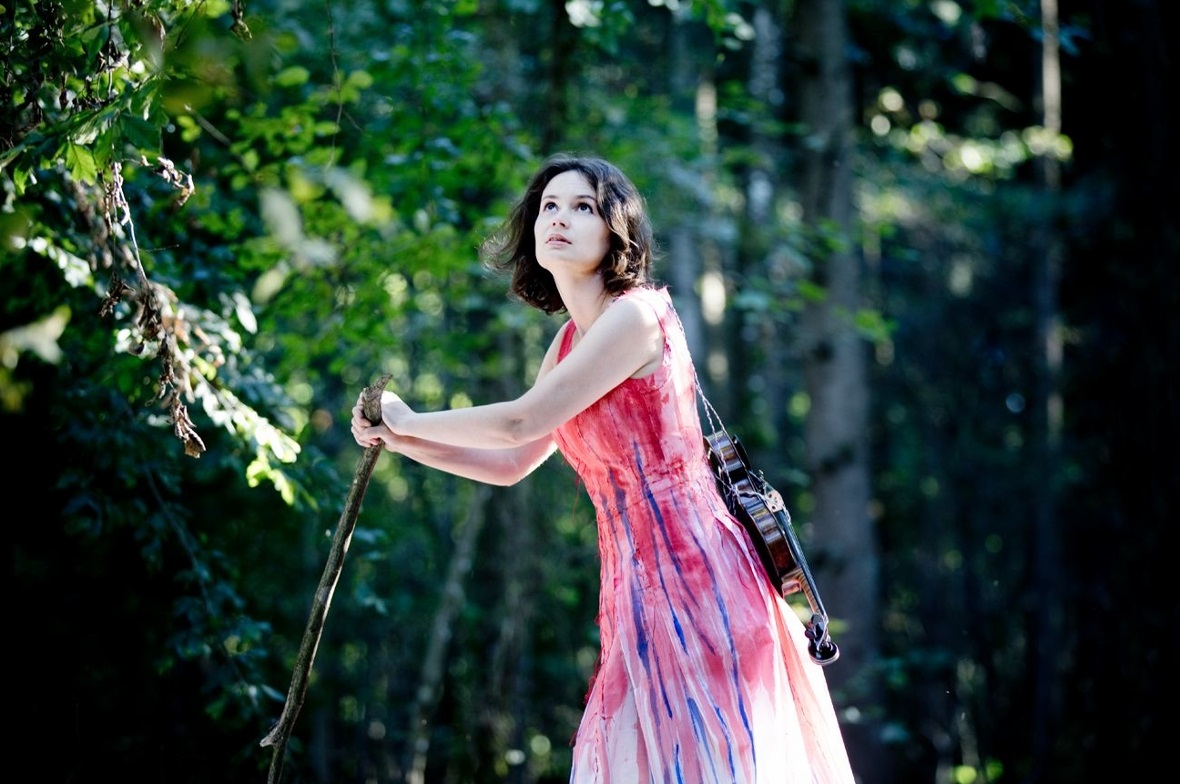 «Musiker sein, ohne zu reisen, ist unvorstellbar. Vielleicht kann man weniger reisen und auf eine bessere Weise»: Geigerin Patricia Kopatchinskaja ist eng in die zukünftigen Programmschwerpunkte eingebunden und setzt sich auch (selbst-)kritisch mit dem Musikbetrieb auseinander.