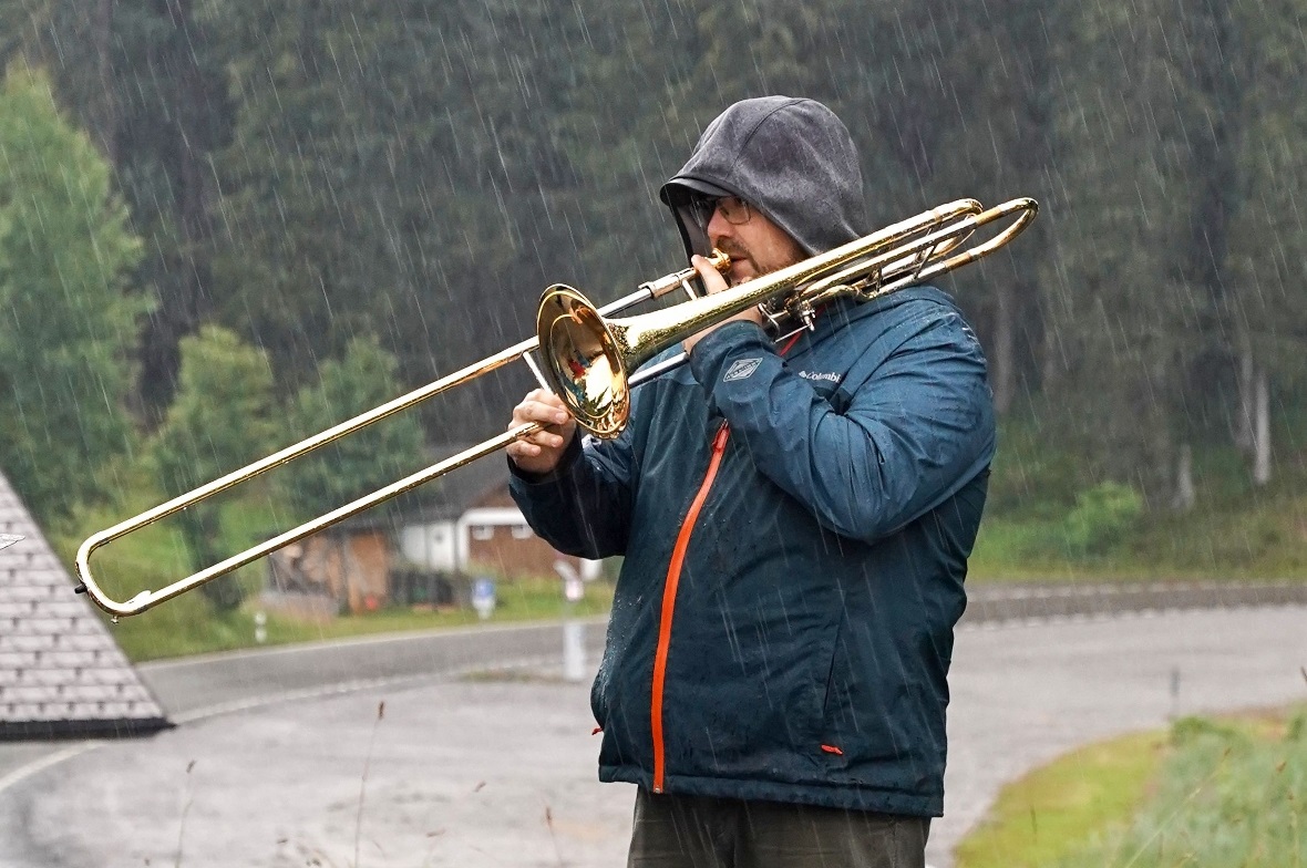 Über 100 Boltiger trotzten dem Regen Musizieren kann man auch im Regen: Hanspeter Janzi von der Musikgesellschaft Boltigen.