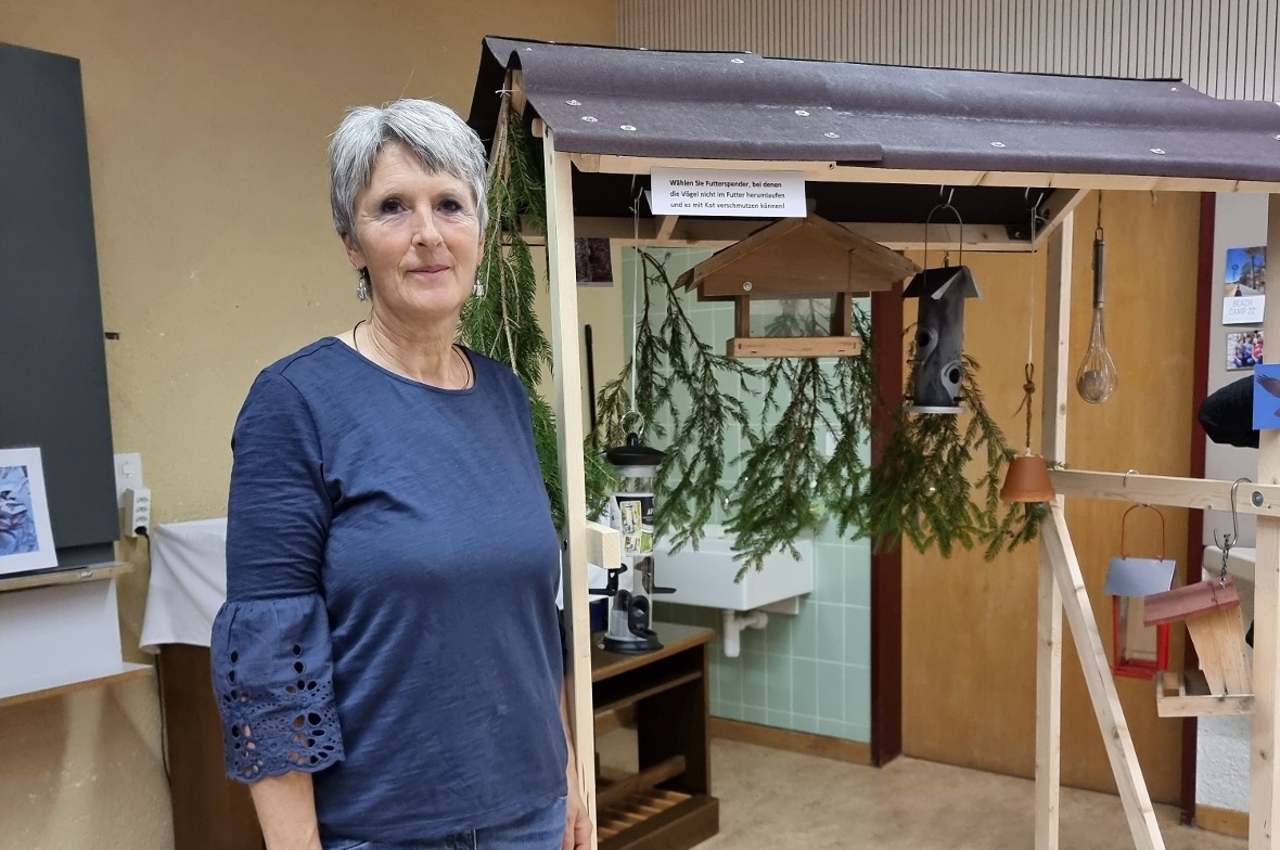 Myrta Wüthrich erklärte die Vor- und Nachteile von verschiedenen Futterspendermo...