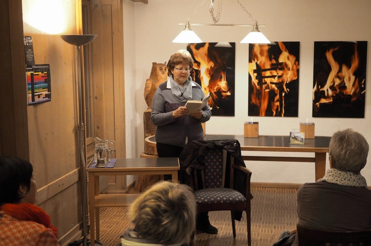 Myrtha Haldi erzählte in der Alpmedstube Holzgeschichten.