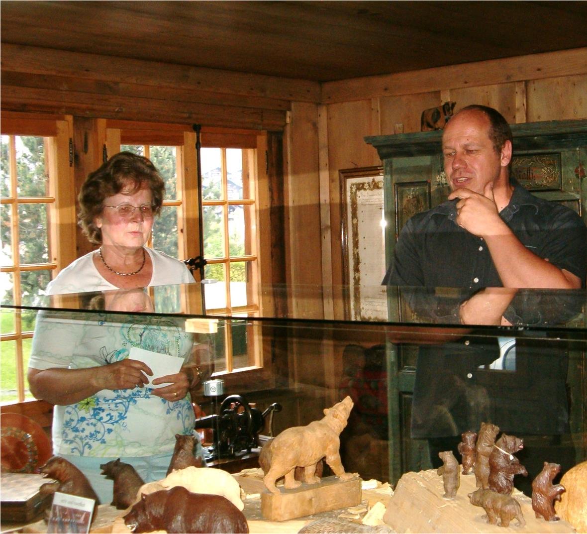 Myrtha Haldi und Philipp Dräyer in der Ausstellung.