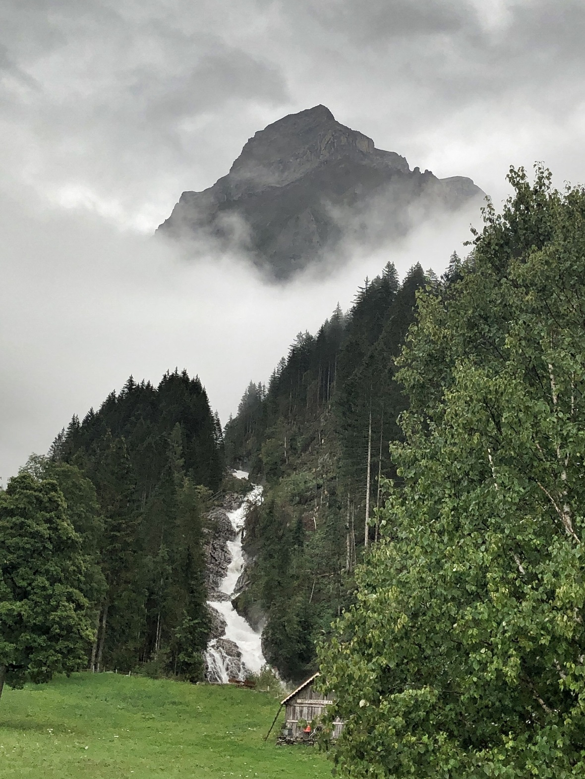 Mystische Kulisse am Ende des Simmentals