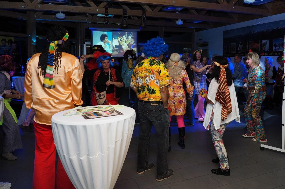 Nach Hits von bekannten Bands wie die Bee Gees, die Beatles, «Les Sauterelles», ...