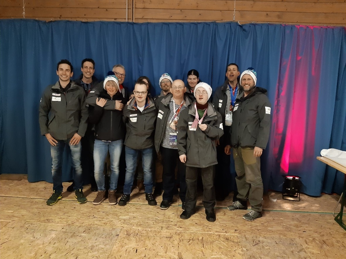 Nach dem Anlass alle sind gut gelaunt.