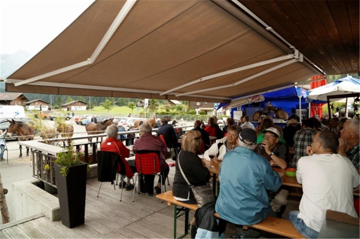 Nach dem Anstich konnte das gemütliche Fest mit Wein und Gebratenem starten und ...